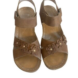 NWOT Brown Floral Women's Sandals